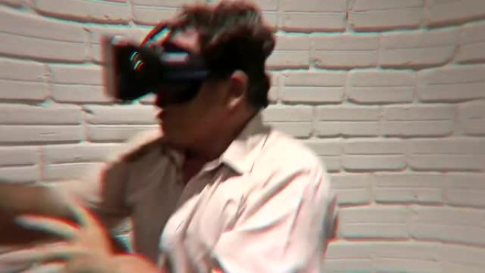 VR (虚拟现实) 玩家与想象中的伴侣跳舞然后钓鱼