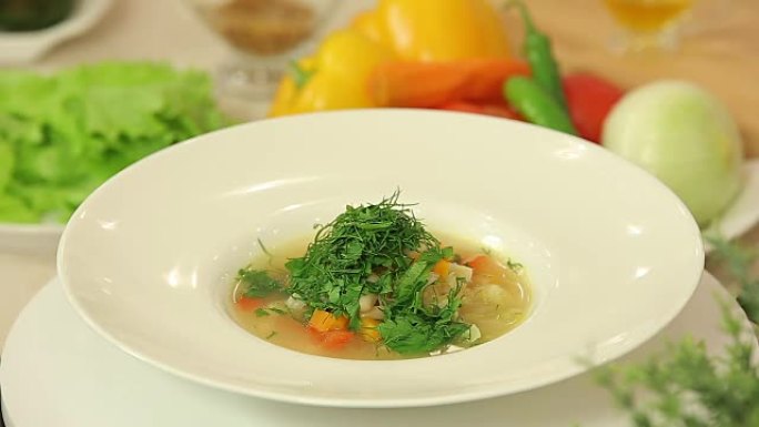 新鲜煮熟的豆类和蔬菜汤