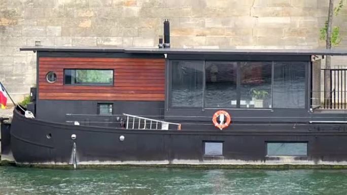 巴黎河上的长浮船