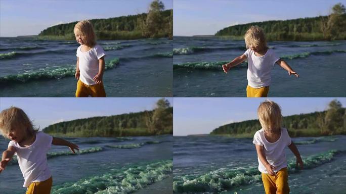 一个男孩沿着湖附近的海岸线奔跑，孩子因海浪而跌跌撞撞