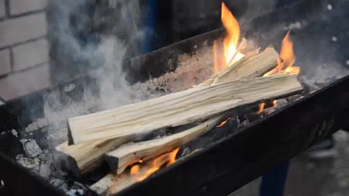 在铁烤架上燃烧的木头