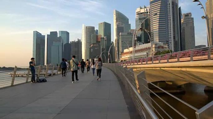 人们以摩天大楼为背景在新加坡滨海湾散步