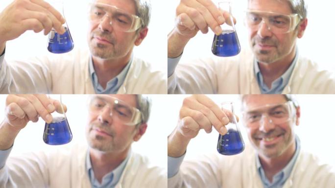 一名科学家在将一个锥型烧瓶里的东西混合在一起时，对着镜头微笑