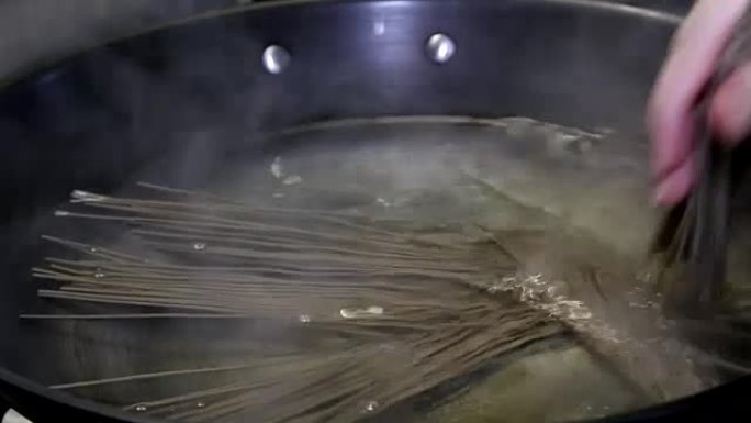 将荞麦面放入沸水中