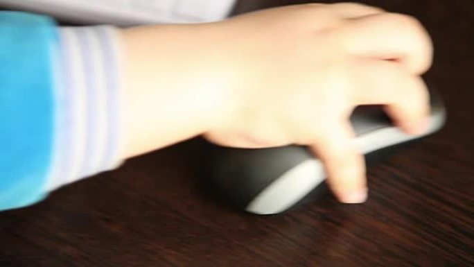 幼儿的手移动计算机鼠标