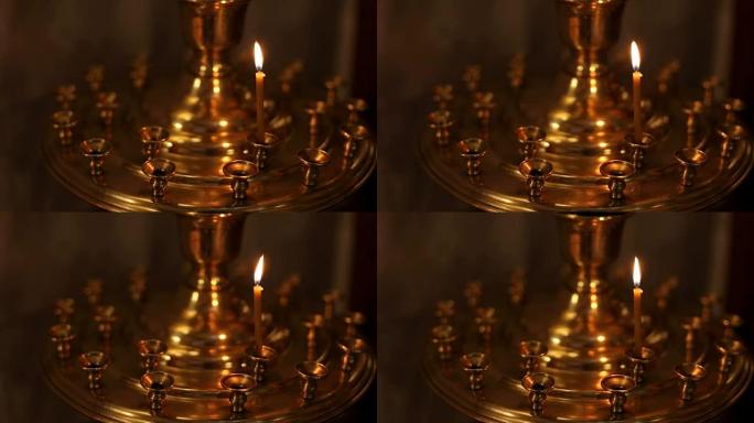 一支蜡烛在东正教教堂燃烧。