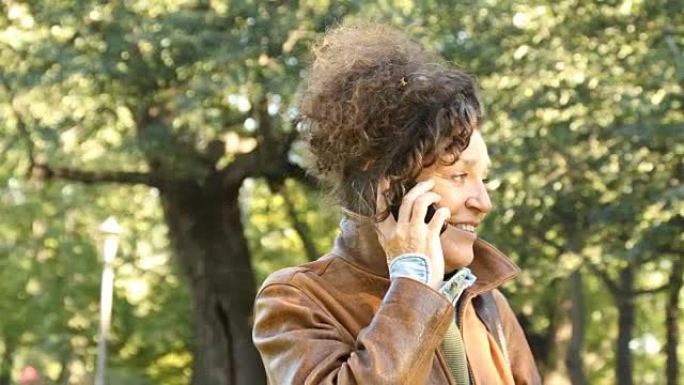 公园4k手机上开朗成熟的高加索女性