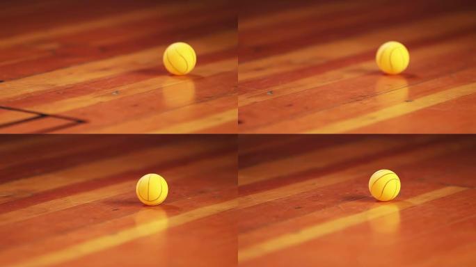 微型篮球在木地板上滚动