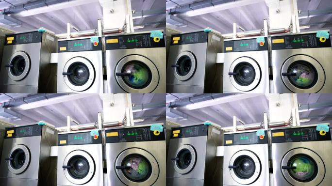 洗衣房的洗衣机