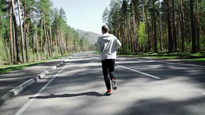 迷人的健身男子跑步