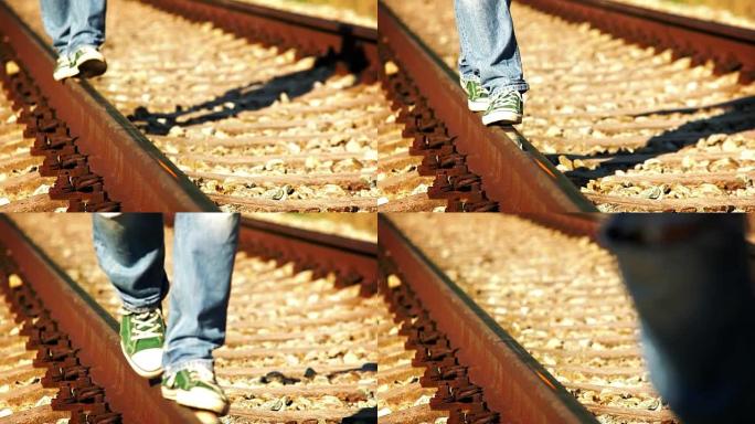 一个少年穿着运动鞋在铁路上昂首阔步的镜头