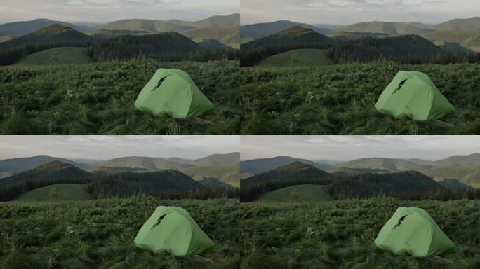 山中旅游帐篷上的夕阳，风吹动了小草