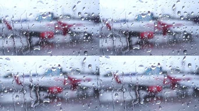 空中飞机窗户上的雨滴，外面模糊机场