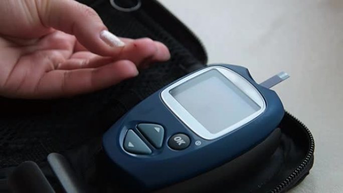 用血糖仪进行家庭血糖水平测试