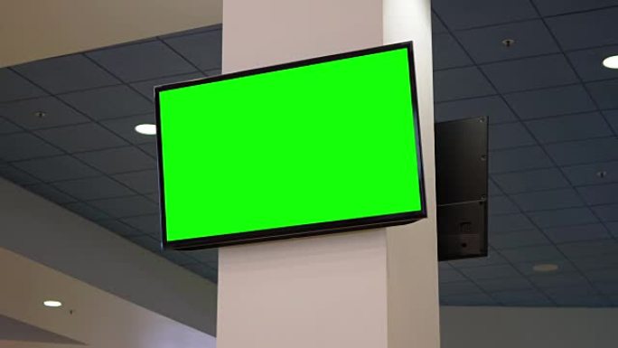 高贵林中心购物中心美食广场内的电视广告绿色广告牌。