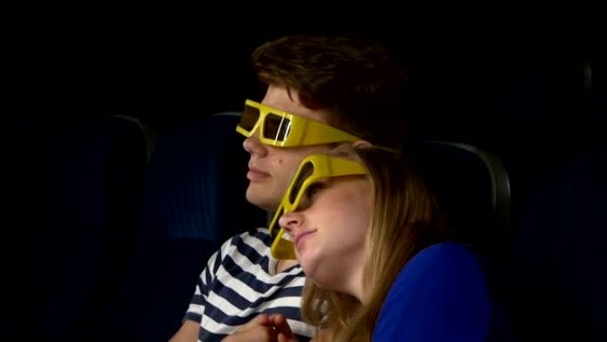 夫妇在电影院里用3D眼镜看电影。特写
