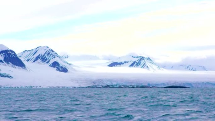 北极的山脉和巨大的冰川