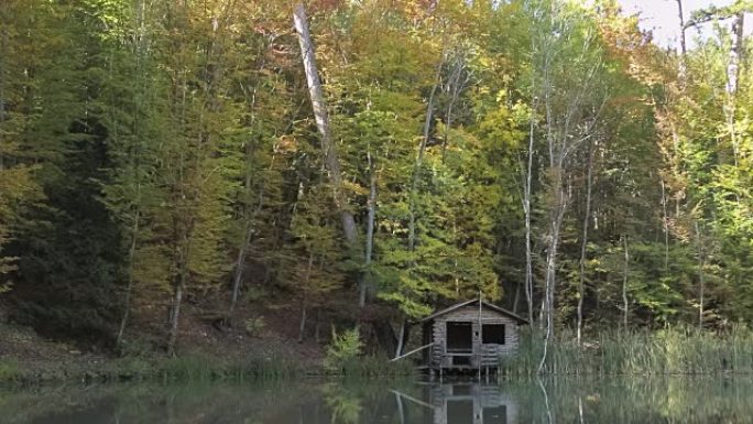 树林中湖上的木结构小屋