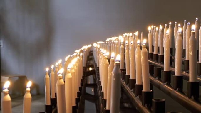许多燃烧的蜡烛在基督教教堂