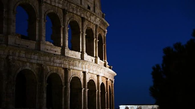 罗马市中心罗马斗兽场圆形剧场的夜景