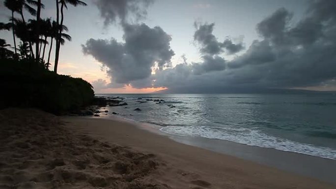 黄昏的茂宜岛夏威夷海滩