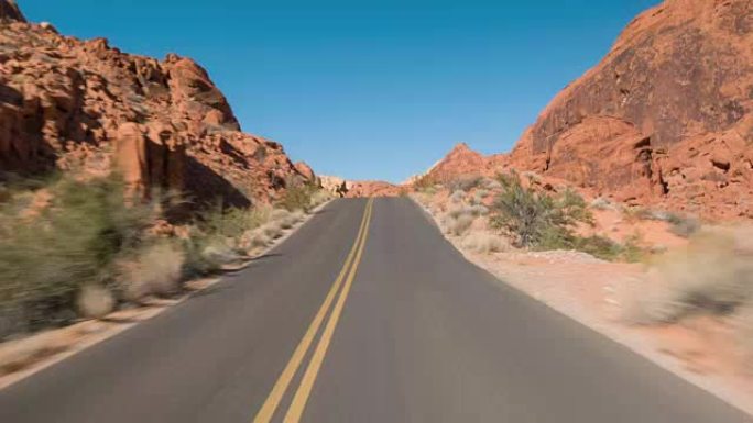 驾驶美国: 内华达州火谷的红色砂岩地层中孤独的空旷公路