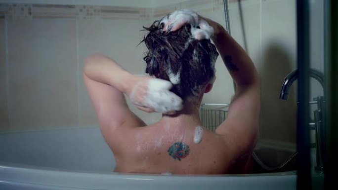 一个女人在浴室洗头的4k镜头