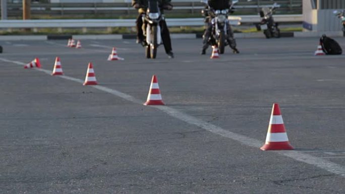 交通锥之间的摩托车驾驶课程Moto Gymkhana摩托车手循环