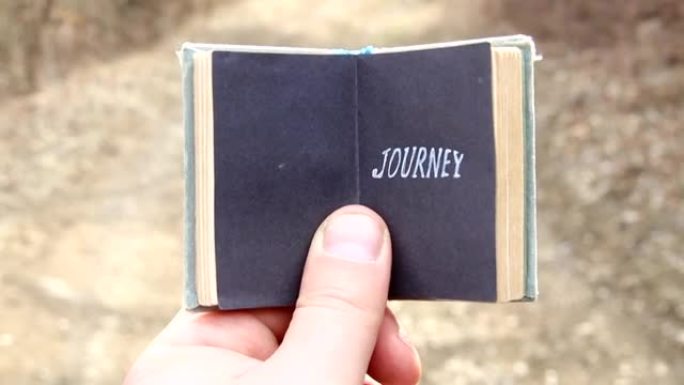 旅途，旅行者拿着一本带文字的书