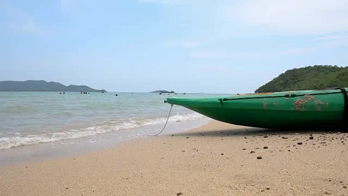 沙滩上的绿色船，自然海洋环境声