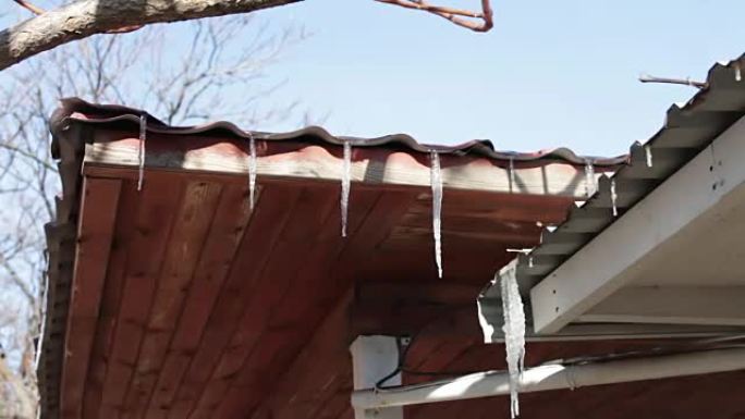 屋顶上有很多融化的冰柱