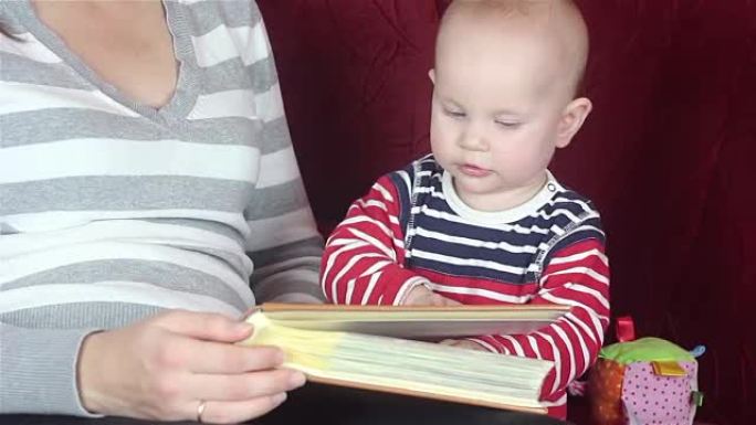 年轻的母亲和婴儿一起看书