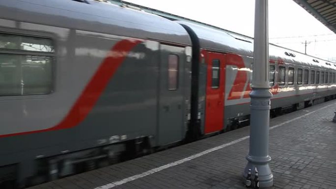 俄罗斯.莫斯科-2013: 火车从站台出发