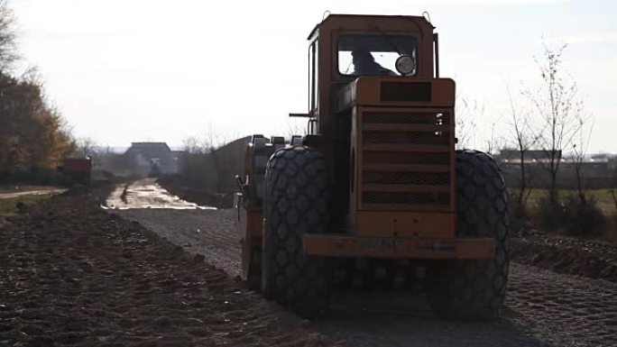 建筑工地上的振动压路机