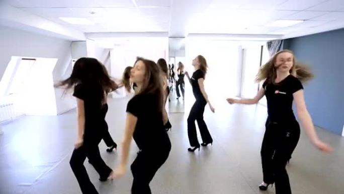 年轻女性在模范学校重复舞蹈动作