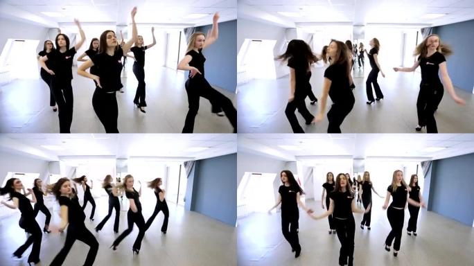 年轻女性在模范学校重复舞蹈动作
