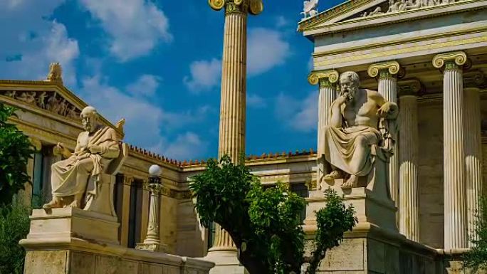 古希腊哲学家苏格拉底和柏拉图的大理石雕像。