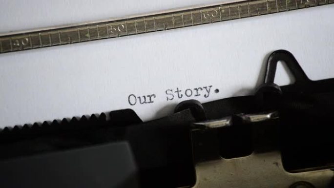 用一台旧的手动打字机打字表达我们的故事