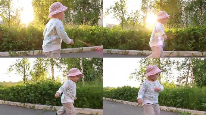 小女孩微笑着在公园的小巷里奔跑。
