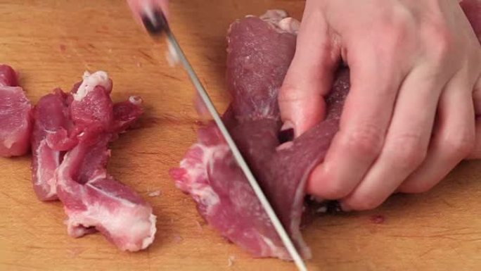 女人用刀割肉