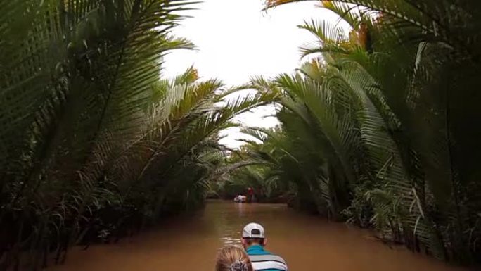 越南湄公河三角洲的热带森林游船之旅