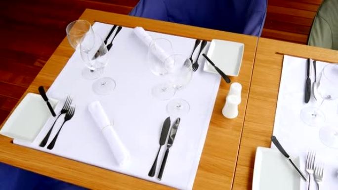 黑山科托海边餐厅的一张桌子