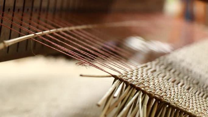 女性工作编织垫