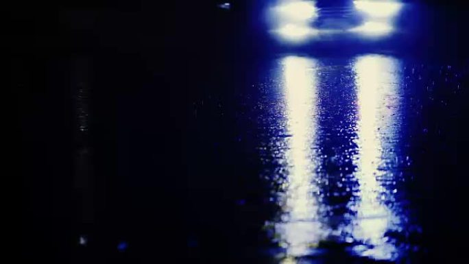 夜间街道彩色交通灯的雨滴模糊bokeh抽象背景复古色调，凉爽寒冷潮湿雨季概念