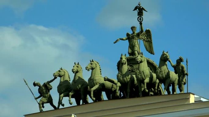 总参谋部拱门上的战车。宫殿广场。圣彼得堡。4K。