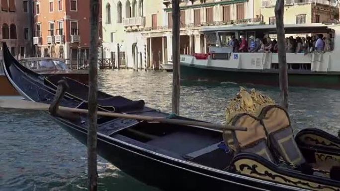 威尼斯的贡多拉-运河中的贡多拉服务