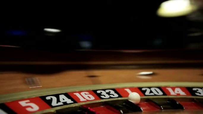 赌场:轮盘赌的运动，球停在红色一