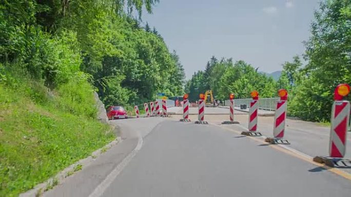 红色yugo通过道路工程