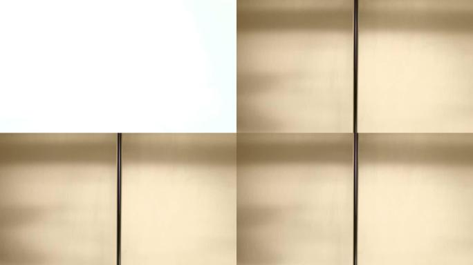 白色背景上关闭的金色金属电梯门