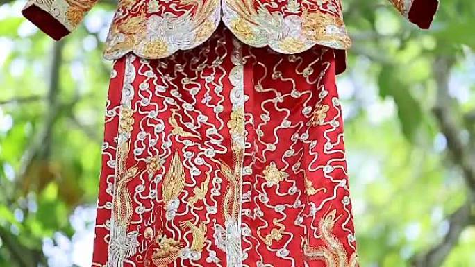 新娘的中国传统婚纱。
